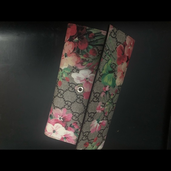 AUTHENTIC GUCCI FLORAL WALLET - Picture 2 of 4